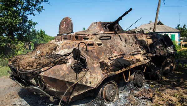 Сгоревший бронетранспортер БТР-80 украинской армии
