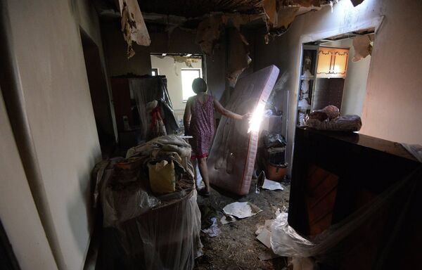 Жительница Луганска в доме, разрушенном во время артиллерийского обстрела украинской армией
