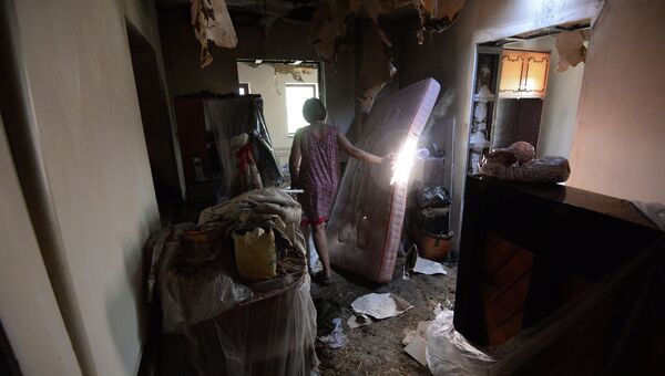 Жительница Луганска в доме, разрушенном во время артиллерийского обстрела. Архивное фото