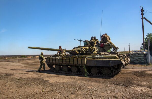 Бойцы народного ополчения на танке Т-64БМ Булат неподалеку от села Мариновка