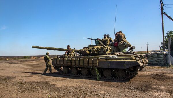 Бойцы народного ополчения на танке Т-64БМ Булат неподалеку от села Мариновка