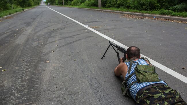 Боец ополчения возле аэропорта Донецка