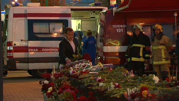 Медведев возложил цветы у станции метро Парк Победы, где произошло ЧП