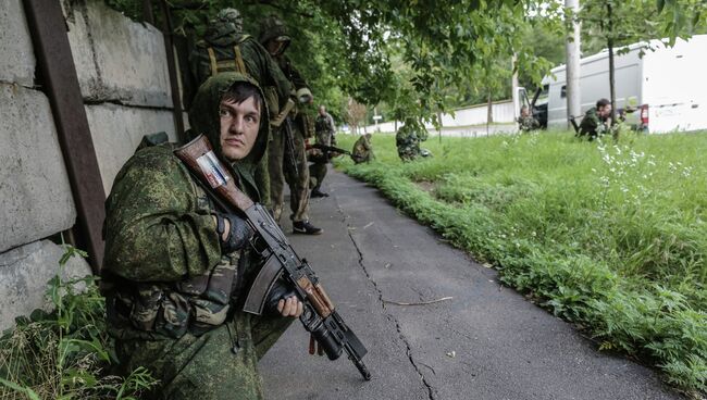 Бойцы ополчения во время операции в аэропорту Донецка. Архивное фото