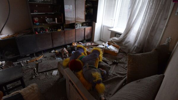 Дом, разрушенный в результате налета украинской авиации в городе Снежное Донецкой области. Архивное фото