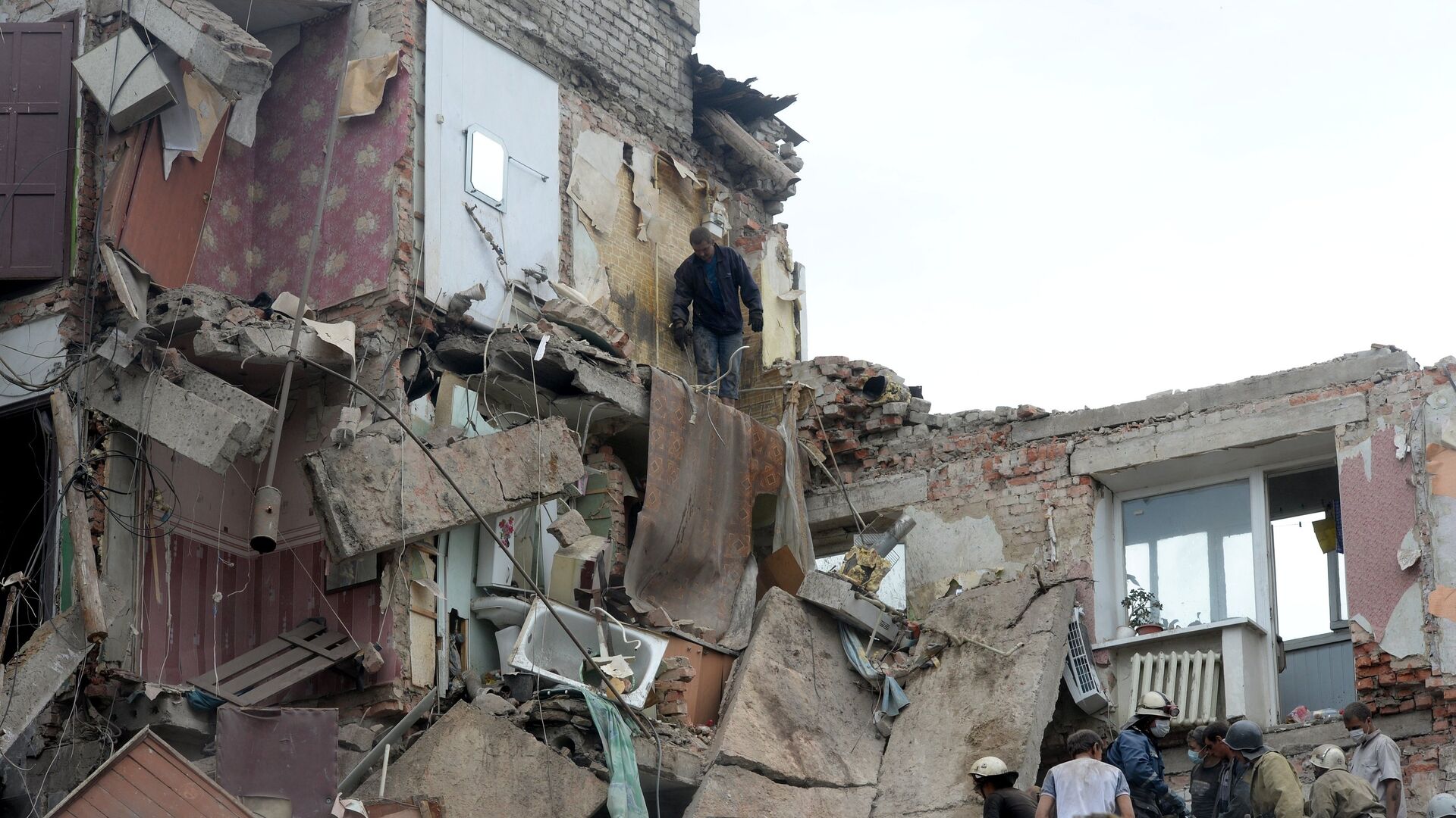 Дом, разрушенный в результате налета украинской авиации в городе Снежное Донецкой области - РИА Новости, 1920, 30.04.2022
