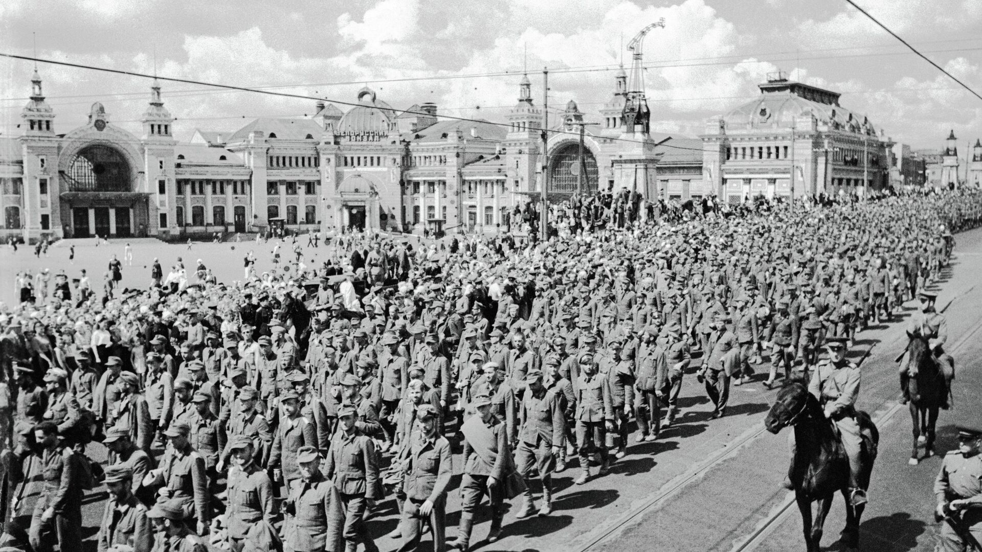 Колонна пленных немцев перед Белорусским вокзалом в Москве. Архив - РИА Новости, 1920, 17.07.2024