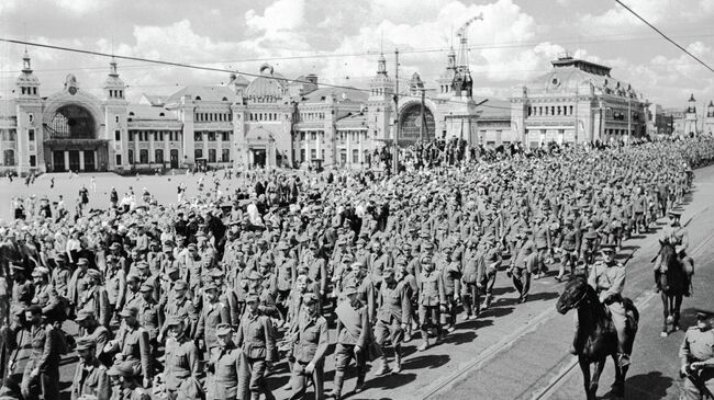 Колонна пленных немцев перед Белорусским вокзалом в Москве