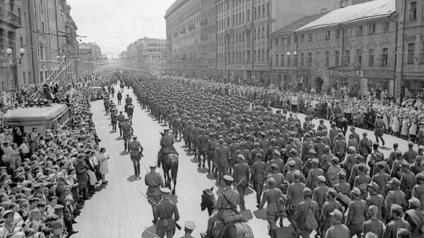 Пленных немцев ведут по улицам Москвы