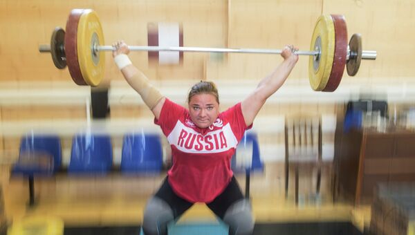 Чемпионка мира по тяжелой атлетике Татьяна Каширина во время тренировки в спортзале. Архивное фото