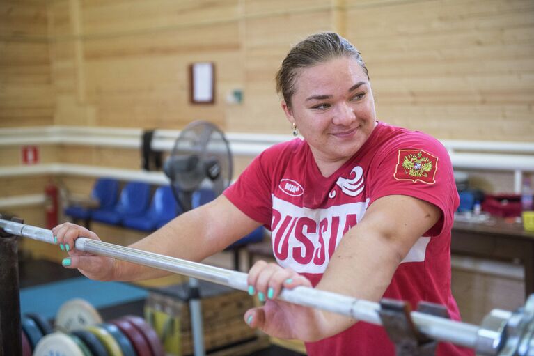 Чемпионка мира по тяжелой атлетике Татьяна Каширина во время тренировки в спортзале