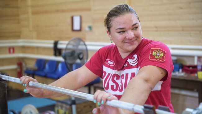 Чемпионка мира по тяжелой атлетике Татьяна Каширина во время тренировки в спортзале. Архивное фото