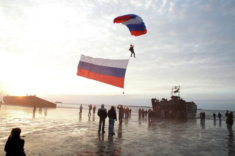 Парашютист с российским флагом над Нормандией, Франция