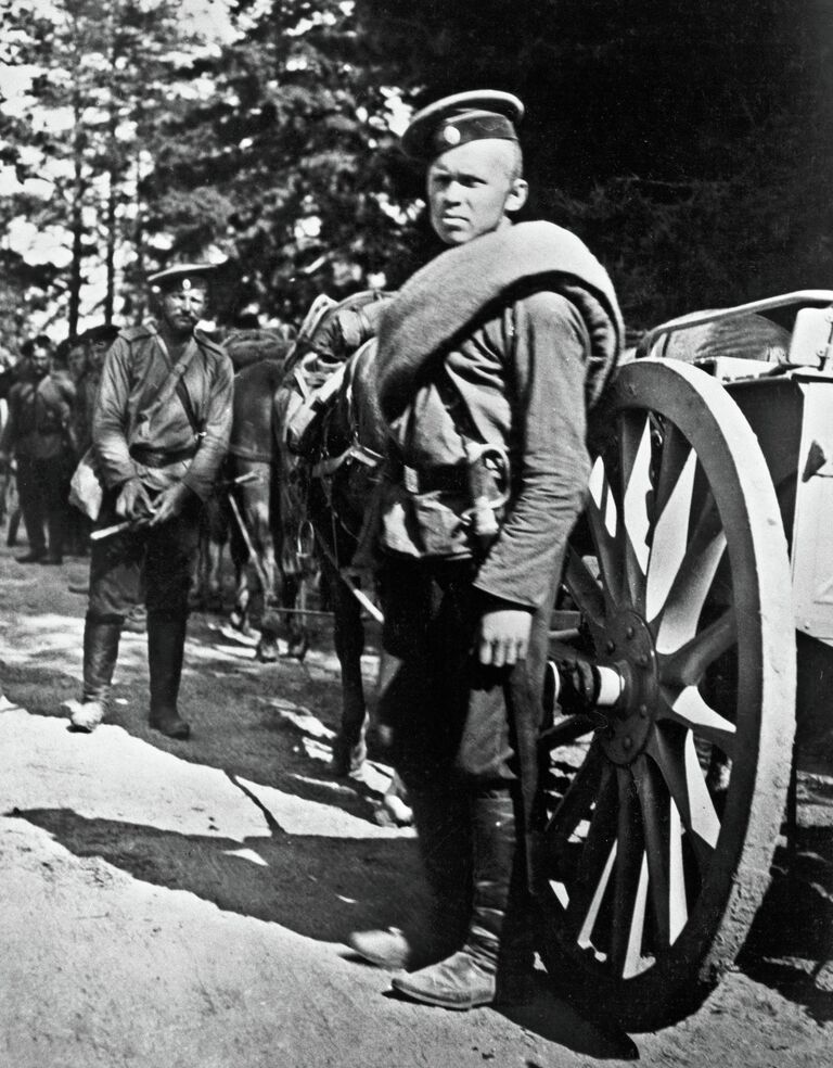 Часовой со скаткой стоит у повозки во время первой мировой войны