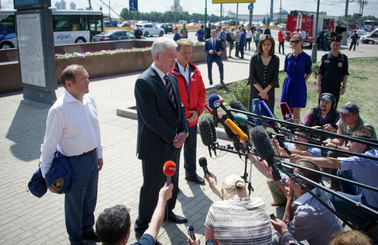 Возложение цветов у метро Парк Победы. Мэр Москвы Сергей Собянин