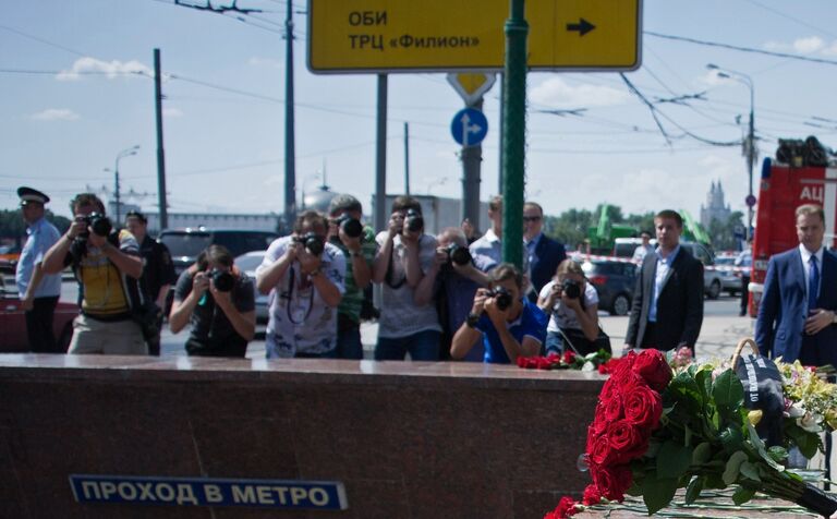 Возложение цветов у метро Парк Победы. Мэр Москвы Сергей Собянин