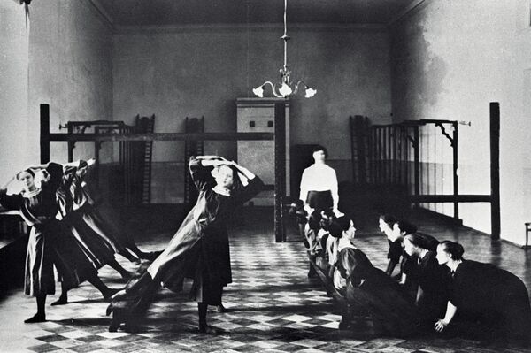 Воспитанницы Смольного института занимаются на уроке гимнастики