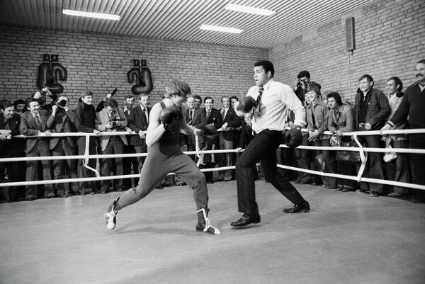 Легендарный американский боксёр Мохаммед Али в Московском институте физкультуры