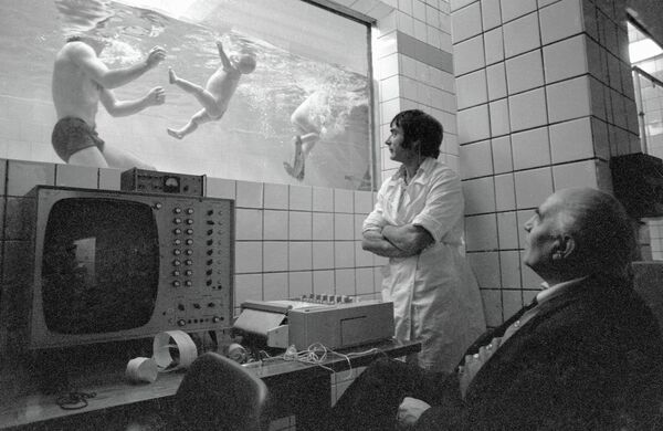 Сергей Жолус обучает своих детей плаванию