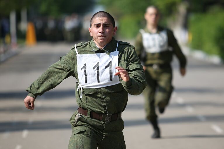 Военнослужащие во время занятий по физической подготовке