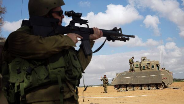 Израильский солдат за пределами южной части сектора Газа