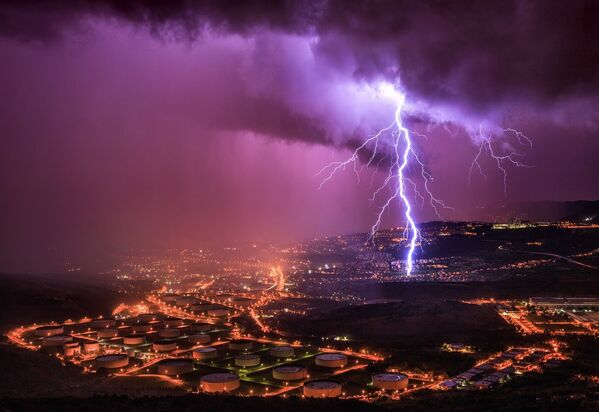 Разряды молнии во время шторма в Триесте