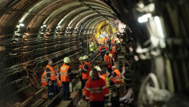 Восстановительные работы на месте аварии в метро, архивное фото