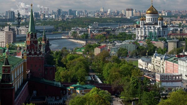 Вид на башни Московского Кремля, Александровский сад и храм Христа Спасителя