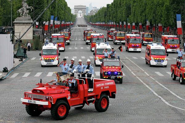 Французские пожарные участвуют в параде во время Дня взятия Бастилии в Париже