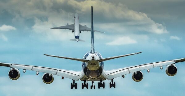 Пассажирские самолеты Airbus А350 и Airbus А380 на авиационно-космическом салоне Фарнборо-2014