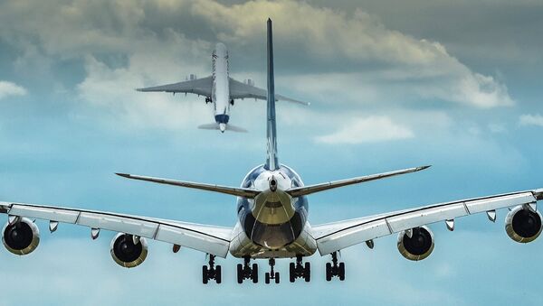 Пассажирские самолеты Airbus А350 и Airbus А380 на авиационно-космическом салоне Фарнборо. Архивное фото