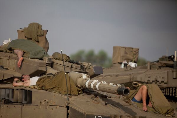 Израильские солдаты спят на танке на границе Израиля и сектора Газа
