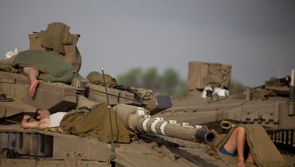 Израильские солдаты спят на танке на границе Израиля и сектора Газа