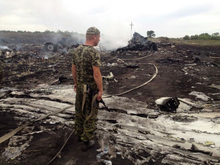 Боец народного ополчения на месте крушения Boeing 777 компании Malaysia Airlines