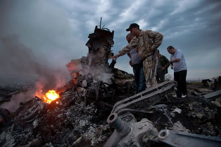 Обломки Boeing 777 компании Malaysia Airlines в районе села Габрово в Донецкой области