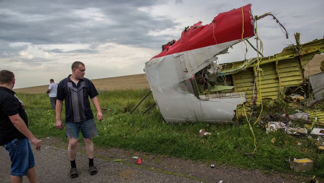 На месте крушения малазийского самолета Boeing 777 в районе города Шахтерск Донецкой области