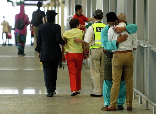 Родственники погибших в самолете Boing 777 на Украине, аэропорт Куала-Лумпура
