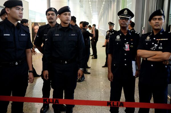 Сотрудники полиции в аэропорту Куала-Лумпура