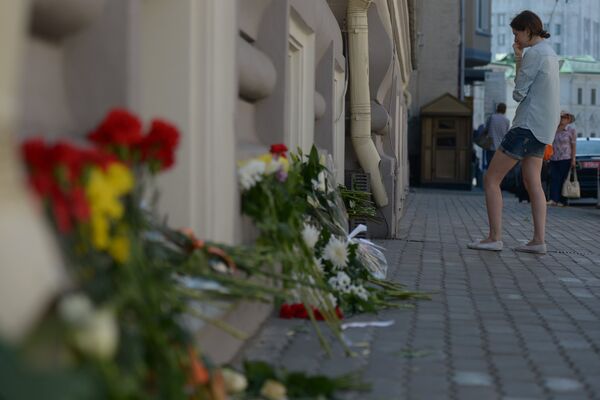 Цветы у посольства Нидерландов в Москве в память о погибших пассажирах и членах экипажа лайнера Boeing 777 Малазийских авиалиний