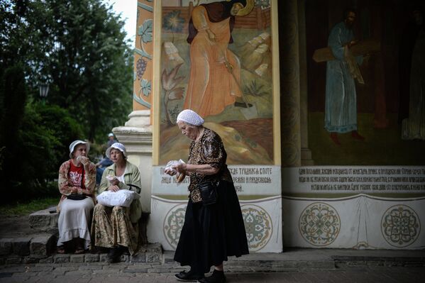 Верующие отдыхают на территории Троице-Сергиевой лавры в городе Сергиевом Посаде Московской области