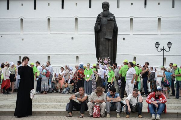 Верующие у Троице-Сергиевой лавры в городе Сергиевом Посаде Московской области