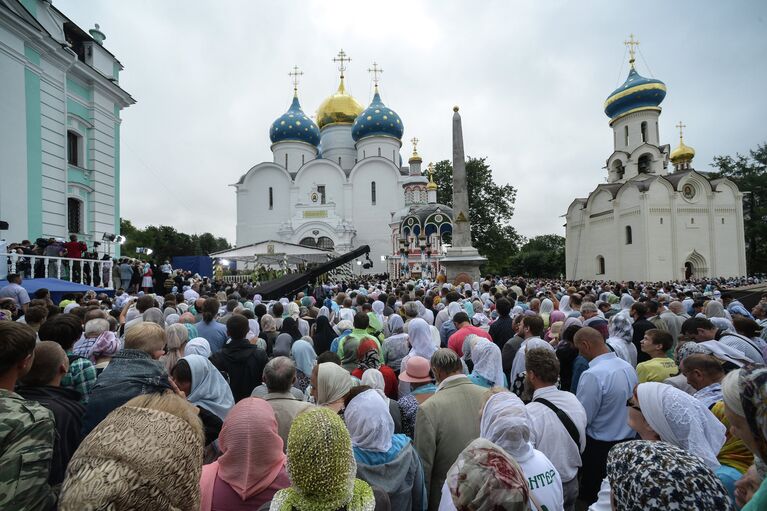 Верующие во время богослужения на Соборной площади Троице-Сергиевой лавры