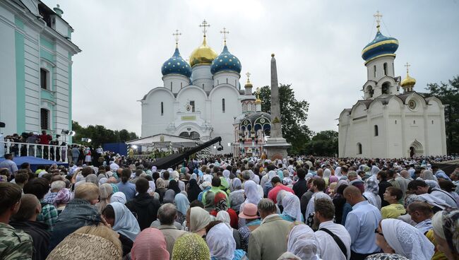 Верующие во время богослужения на Соборной площади Троице-Сергиевой лавры