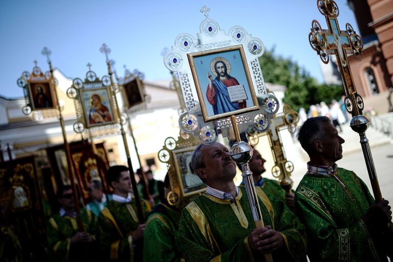 Священнослужители перед началом крестного хода