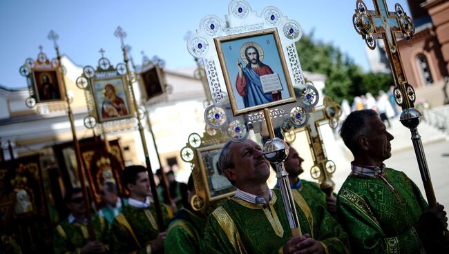 Священнослужители перед началом крестного хода