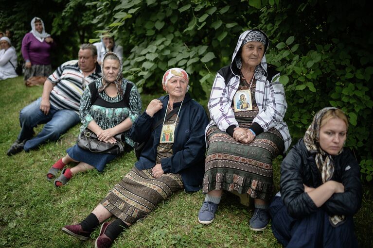 Верующие во время богослужения на Соборной площади Троице-Сергиевой лавры в городе Сергиевом Посаде