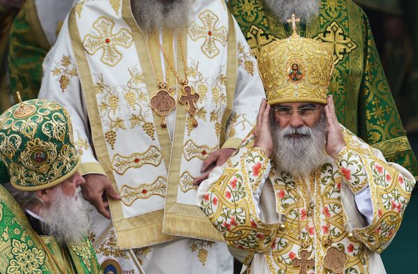 Священнослужители во время богослужения на Соборной площади Троице-Сергиевой лавры в городе Сергиевом Посаде