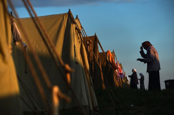 Верующие молятся в палаточном городке неподалеку от Троице-Сергиевой лавры в городе Сергиевом Посаде