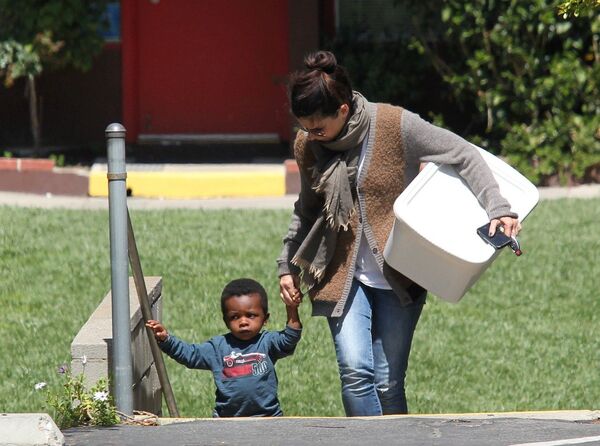 Актриса Сандра Буллок забирает своего сына Луиса из школы
