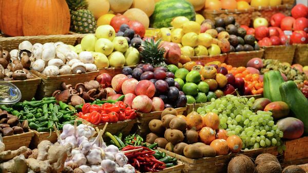 Прилавок с овощами и фруктами. Архивное фото